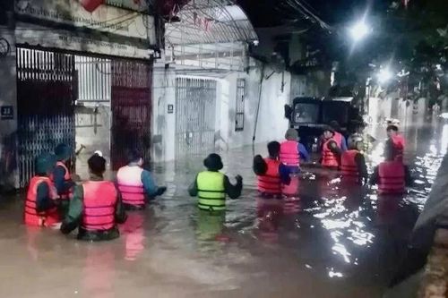 Di dời hơn 60 hộ dân ở Hà Nội trong đêm do nước ngập sâu