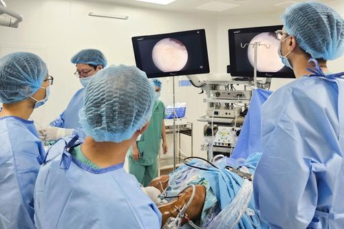 Điều trị hiệu quả thoái hóa khớp cho người đàn ông bằng 'keo tự thân'