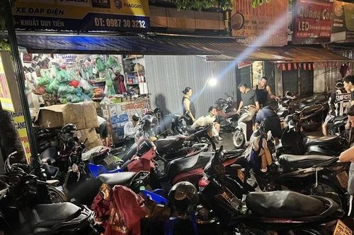 Tiệm sửa xe 'làm không hết việc' sau ngày Hà Nội ngập nặng