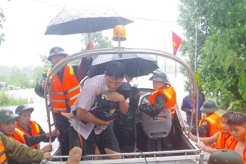 Vượt mưa lũ cứu bé trai 14 tháng tuổi sốt cao ở Phú Thọ