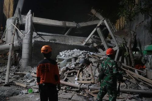 Hàng chục học sinh bị vùi lấp khi trường học bất ngờ đổ sập ở Indonesia