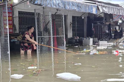 Xót xa nhìn tiểu thương chợ lớn nhất Bắc Trung Bộ lội nước cứu hàng hóa