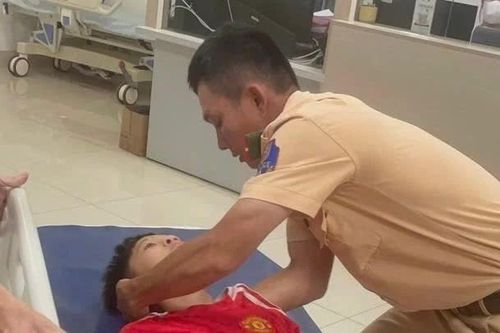 CSGT Lâm Đồng dùng xe đặc chủng chở bé trai nghi bị xuất huyết não đi cấp cứu