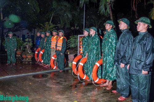 Chạy đua với bão số 10