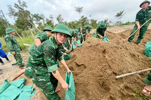 BĐBP tỉnh Nghệ An: Tham gia ứng cứu sự cố nứt vỡ trên tuyến đường đê sông Vinh