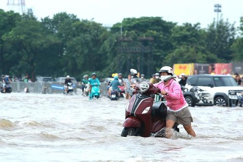 Nhiều tuyến phố của Hà Nội vẫn ngập nặng: Xe chết máy, người dân vật vã trong dòng nước