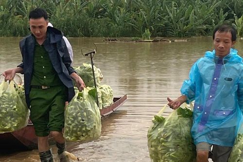 Công an xã Minh Châu căng mình ứng phó mưa lũ, chủ động đảm bảo an toàn cho nhân dân