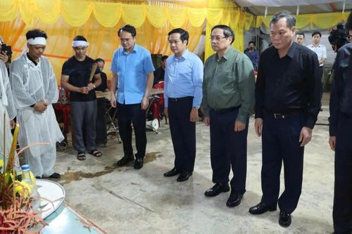 Thủ tướng Phạm Minh Chính thăm hỏi người dân bị thiệt hại do lốc xoáy tại Ninh Bình