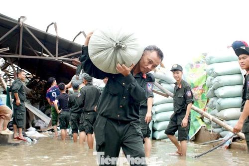 Hơn 700 chiến sĩ cảnh sát cơ động vào tâm bão giúp dân khắc phục hậu quả