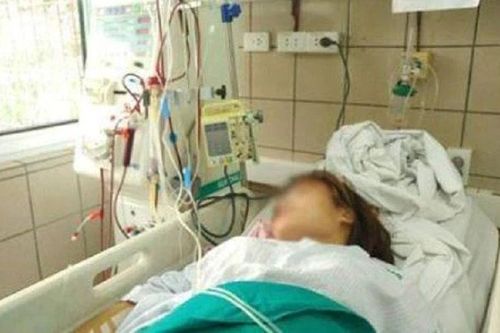 Nữ sinh 14 tuổi co giật, hôn mê sâu vì uống phải rượu độc