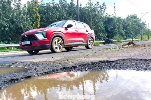 Đường hơn 5.000 tỷ đồng ở TPHCM sau 1 năm đã bong tróc, chằng chịt 'ổ voi'