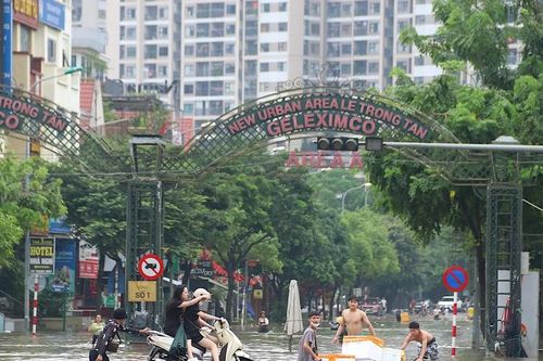Choáng váng 'khu nhà giàu' Hà Nội ngập gần 1m, cư dân chèo thuyền ra phố