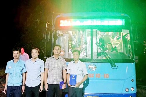 Tuyến buýt 'vượt sông Hồng', kết nối xã đảo xa nhất Thủ đô