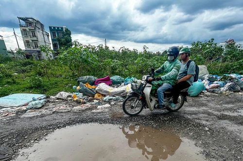 TPHCM: Đường ngập rác, chằng chịt 'ổ gà, ổ voi'
