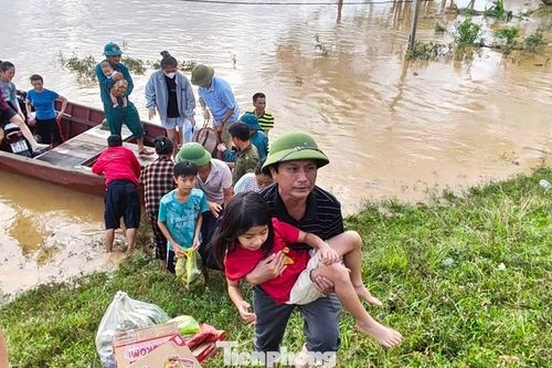 Nước sông Lam dâng cao 5m, hàng nghìn hộ dân khẩn cấp sơ tán