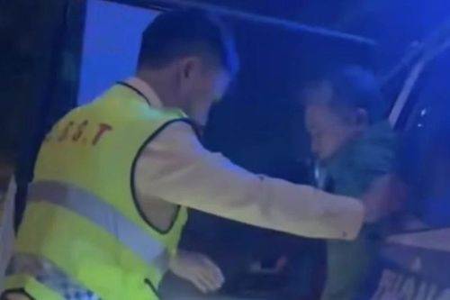 Cảnh sát giao thông dùng xe chuyên dụng đưa người bị rắn độc cắn đi cấp cứu trong đêm