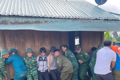 Quân dân 'hợp sức' dời nhiều ngôi nhà ra khỏi vùng sạt lở