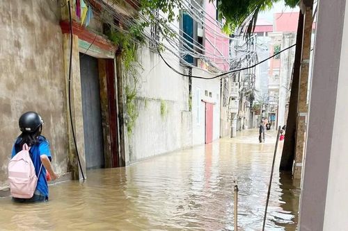 Nhiều nhà dân ở Bắc Ninh bị ngập trong nước lũ