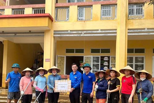 Thanh niên Lào Cai dọn dẹp trường lớp, chuyển lương thực đến người dân vùng lũ