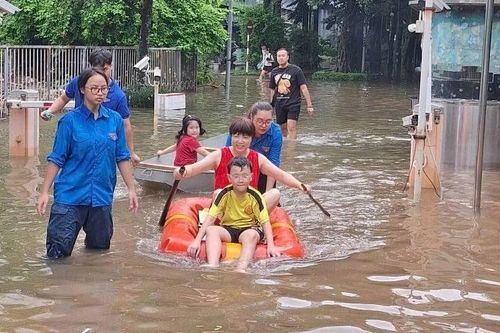 Thanh niên Hà Nội di dời người bệnh, đắp bờ gia cố đê sau bão số 10