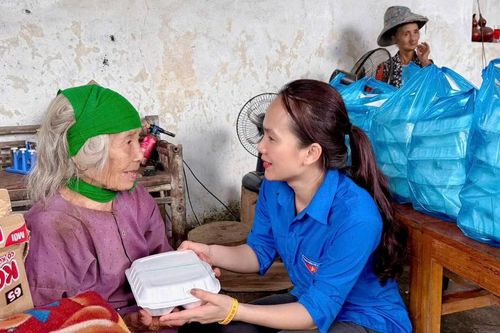 Tuổi trẻ Thanh Hóa giúp người dân khắc phục hậu quả bão số 10
