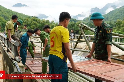 Làm cầu tạm cho hàng nghìn người dân đi lại