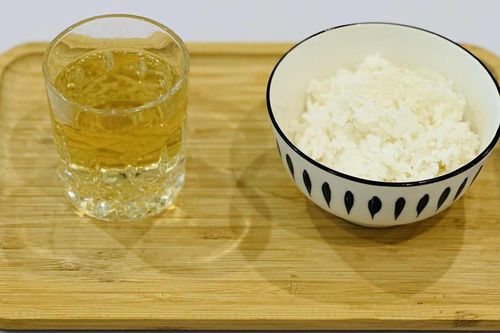 Điều gì xảy ra khi vừa ăn cơm vừa uống trà?