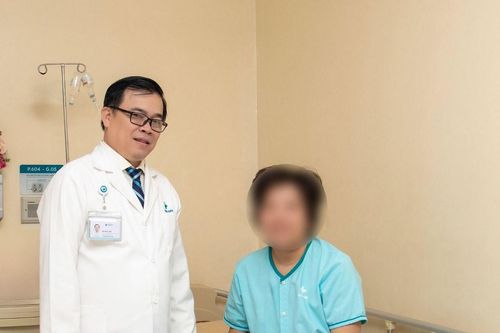 Bụng to bất thường nhưng không đau, người phụ nữ mang khối u xơ tử cung 12 cm
