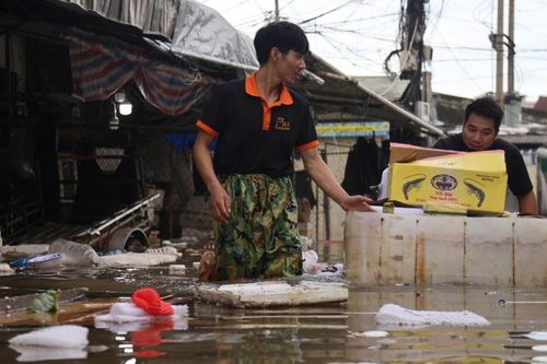 Lũ tràn về sau bão số 10, tiểu thương Nghệ An lội nước vớt tài sản