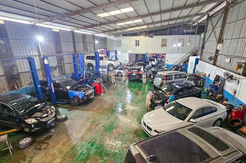 Gara ô tô 'thất thủ' sau mưa lớn: Xe bị ngập nước xếp hàng dài chờ cứu chữa