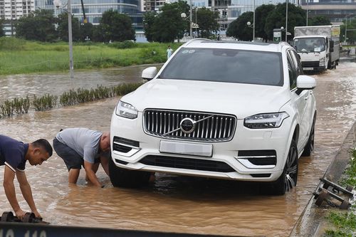 Khu nhà giàu Hà Nội mênh mông nước, đường lên cầu Nhật Tân vẫn như sông