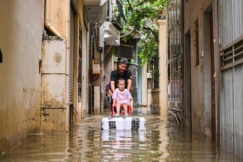 Phố nhỏ ở Hà Nội vẫn ngập như sông, ông làm bè đưa cháu đi dạo
