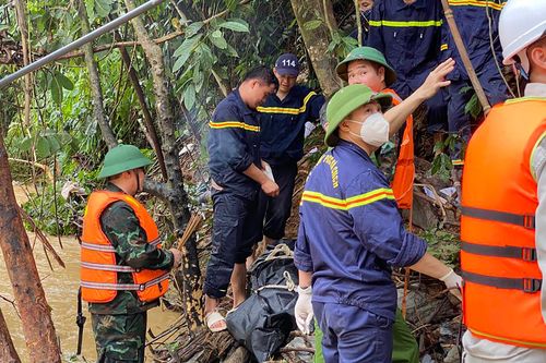 Lũ dữ 'xóa sổ' nhà điều hành dự án cao tốc, hiện trường tìm kiếm nạn nhân mất tích