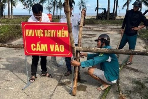 Kè đê biển Hải Tiến sạt lở nghiêm trọng, xã khẩn thiết kêu gọi dân không đến gần
