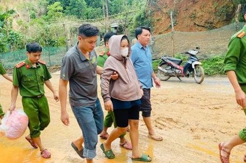 Công an giải cứu người phụ nữ trên hành trình 'vượt cạn'