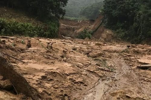 Bất ngờ vỡ ao cá khiến 4 người thương vong