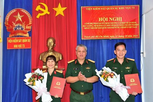Trao quyết định thưởng cấp bậc quân hàm, bậc lương quân nhân chuyên nghiệp