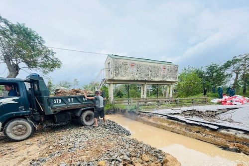 Phó Chủ tịch UBND tỉnh Hoàng Phú Hiền chỉ đạo khắc phục sự cố nứt đường ven sông Vinh
