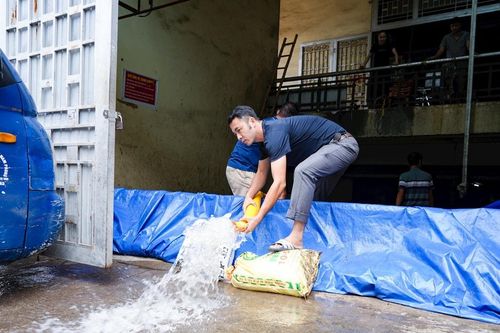 Các chợ ở Nghệ An cấp tập dọn dẹp, sửa chữa, sớm ổn định mua bán sau bão số 10