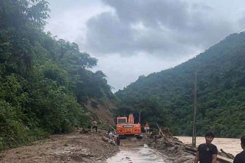Khẩn trương huy động máy móc san gạt, sớm thông tuyến Quốc lộ 7