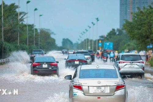 Hà Nội nhiều tuyến đường vẫn ngập sâu sáng 1/10