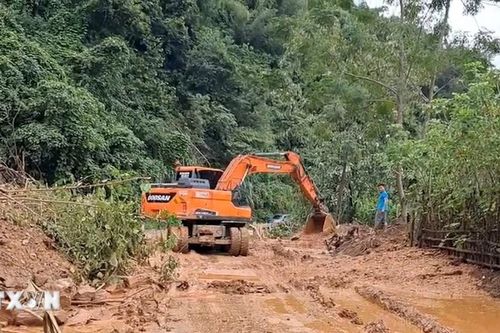 Nghệ An: Tuyến đường độc đạo đi cửa khẩu quốc tế Nậm Cắn tê liệt vì sạt lở