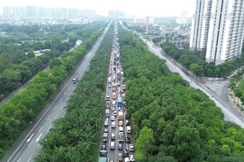 Nước vẫn ngập sâu, Cao tốc Hà Nội-Hòa Lạc ùn tắc kéo dài hàng km