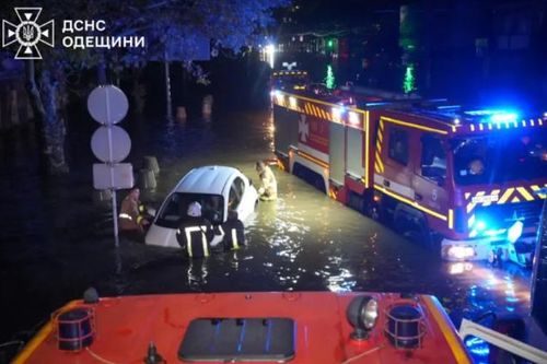Video giải cứu người dân Odessa trong trận lũ lụt nghiêm trọng ở Ukraine