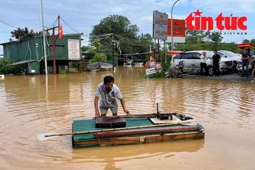 Người dân ven sông Hồng chật vật mùa mưa bão