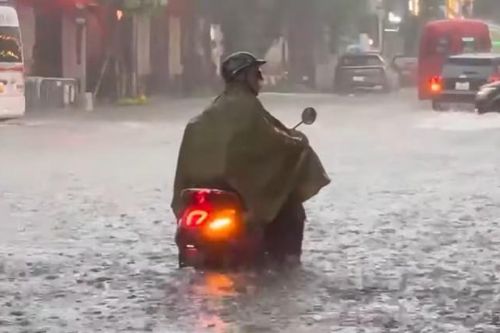 Mẹo đi xe máy an toàn trên đường ngập nước do mưa bão