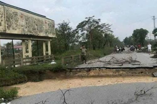 Vỡ bờ sông Vinh, nước ồ ạt tràn vào khu dân cư