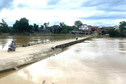 Nam thanh niên lao mình xuống dòng nước xiết, cứu bé 7 tuổi bị lũ cuốn trôi