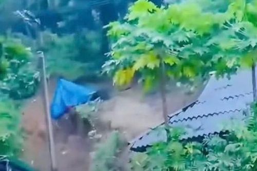 Clip: Sạt lở núi đè sập ngôi nhà sàn ở Thanh Hóa