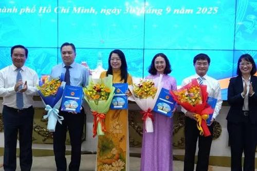 UBND TP Hồ Chí Minh công bố loạt quyết định nhân sự